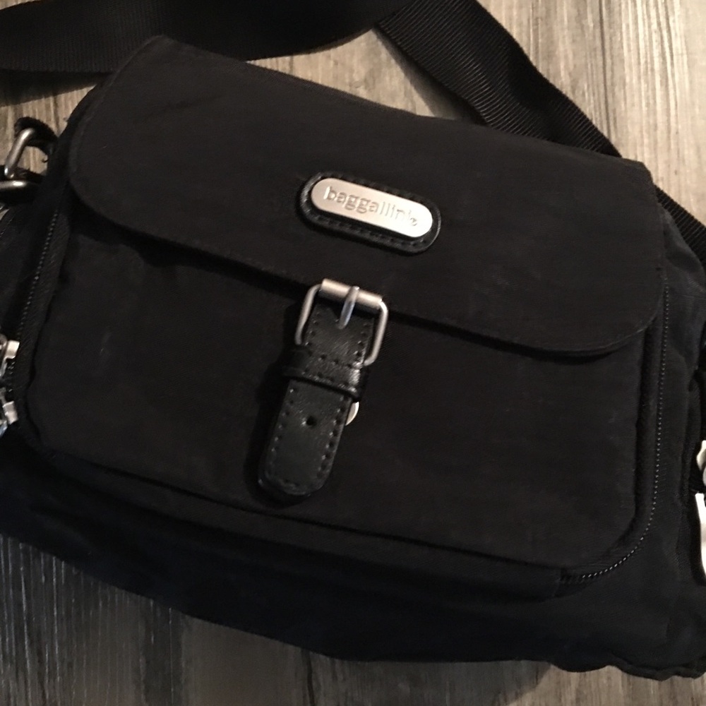 Baggallini small black canvas bag